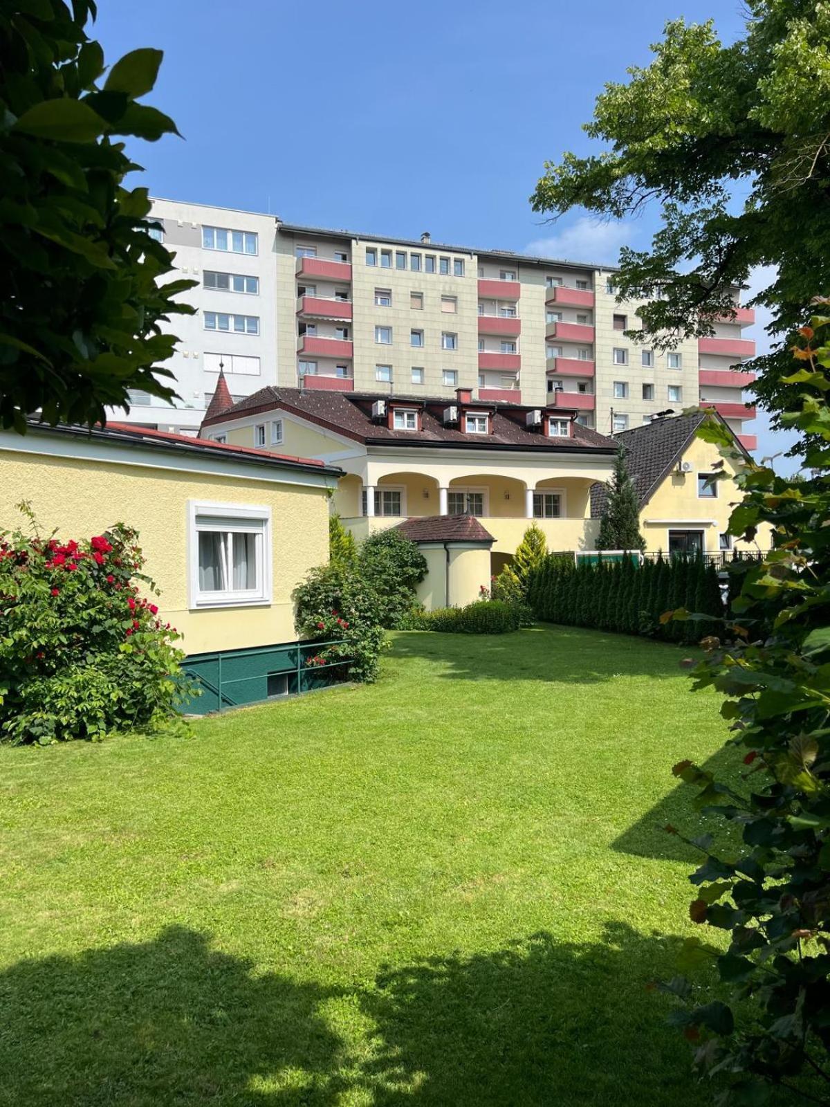 Gaestehaus Am Stadtpark Vöcklabruck エクステリア 写真